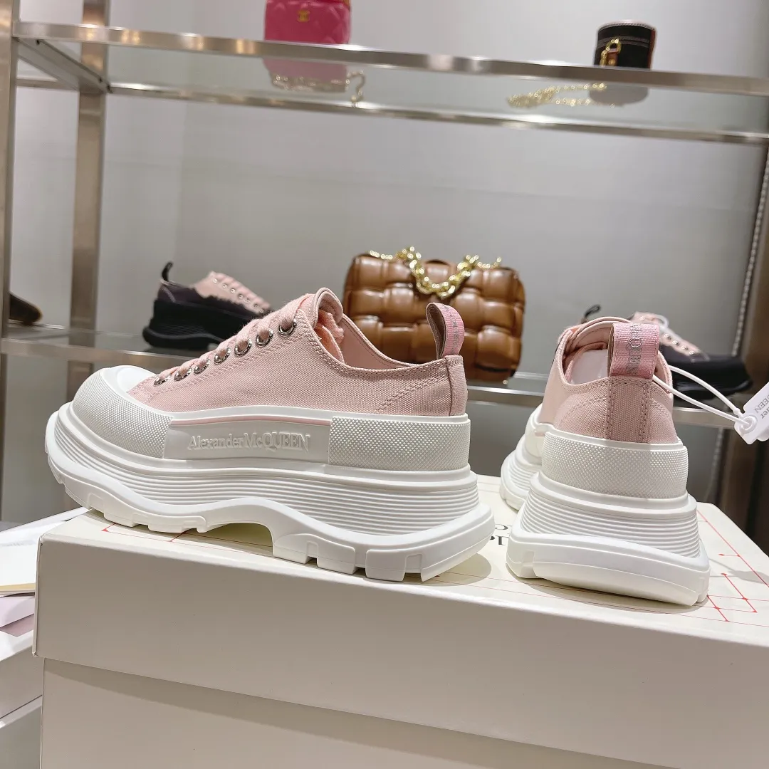 👟👟Ex-factory price 580👟👟 The latest version of Alexander McQueen's men's and women's couple's model is a hot item👑Purchase version original version 1:1 Fabric: Original imported waterproof canvas Lining: Imported water-resistant sheepskin, strong, stain-resistant and breathable. Insole: Imported silk lining Outsole: TPU multi-layer original combination sole (not the ordinary sole on the market) Packaging: Comes with original shoe box, cloth bag, certificate card Code number: 34-45
